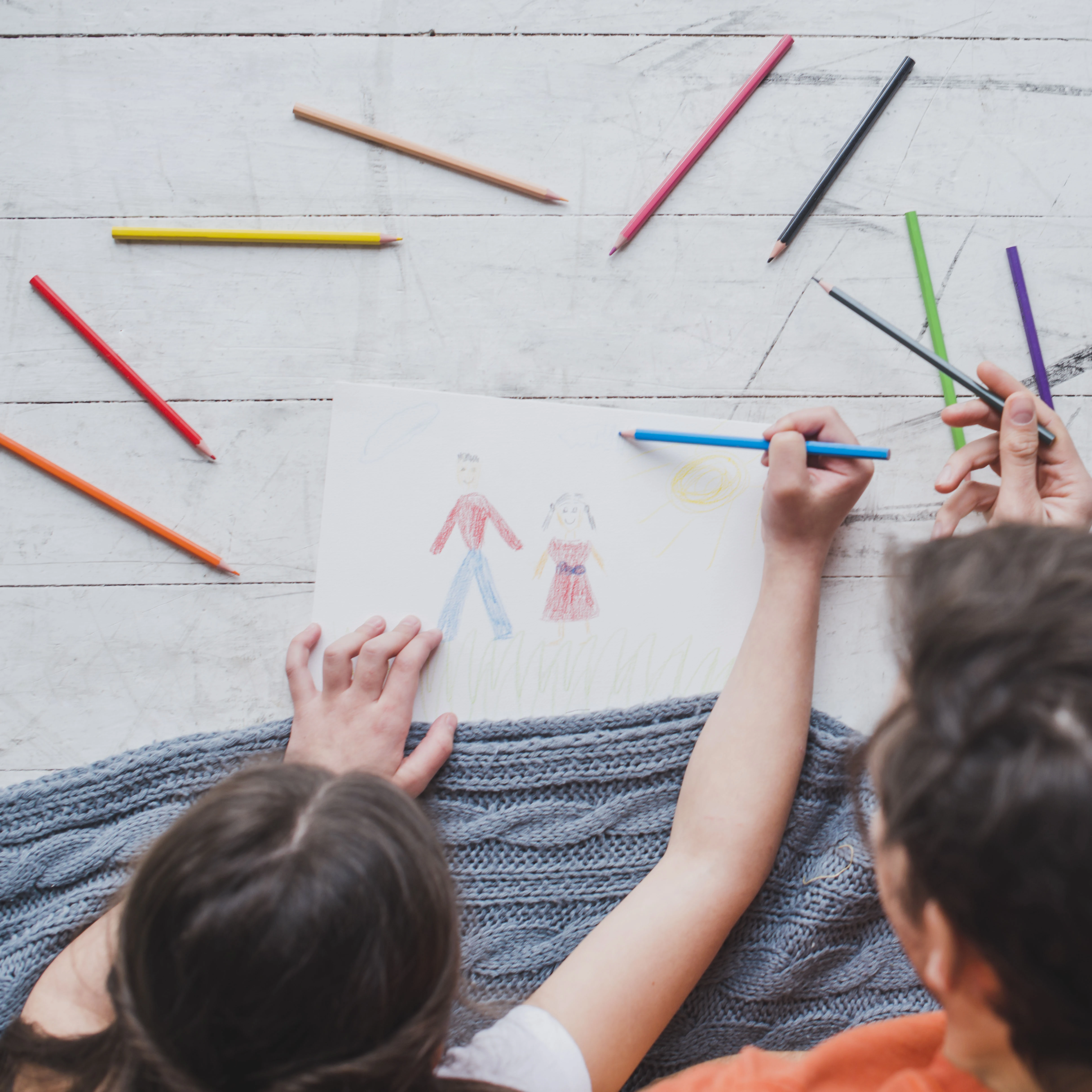 enfant qui dessine